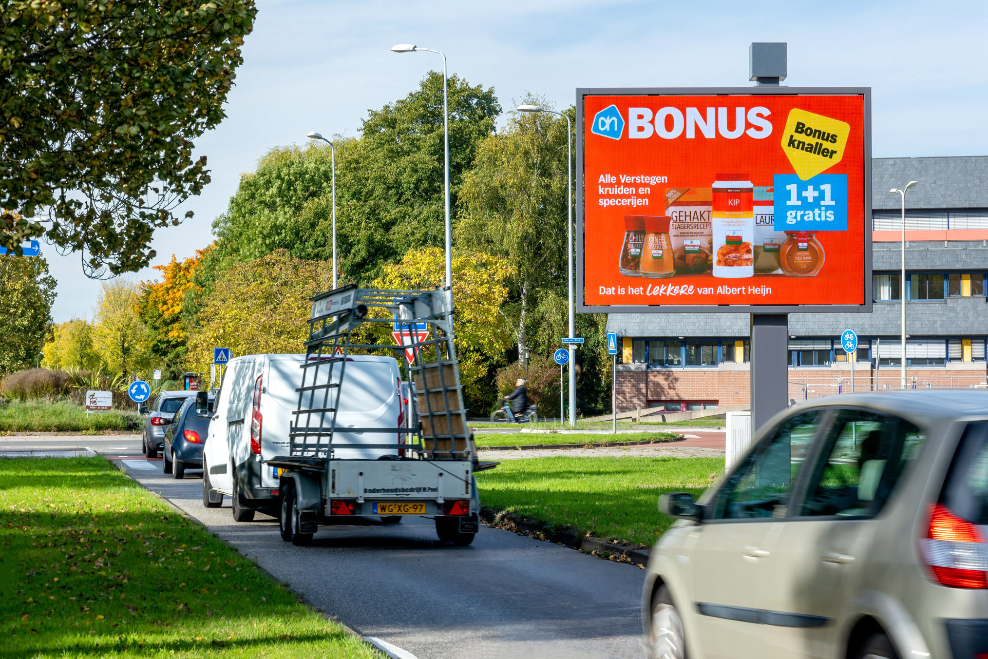 Digitaal reclamebord langs de weg in Hoorn bij Zwaagmergouw met buitenreclame op een BONUS-advertentie