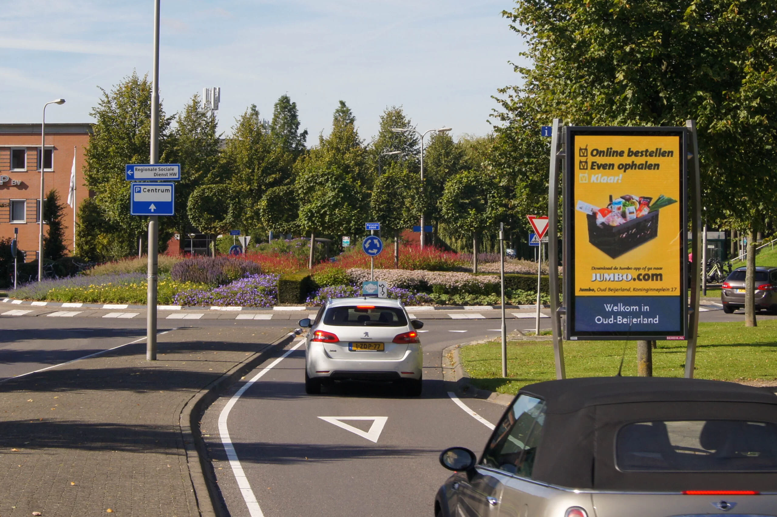 Een vertoning op onze digitale billboards blijft 6 seconden staan. In veel gemeentes is het toegestaan om bewegend beeld te gebruiken